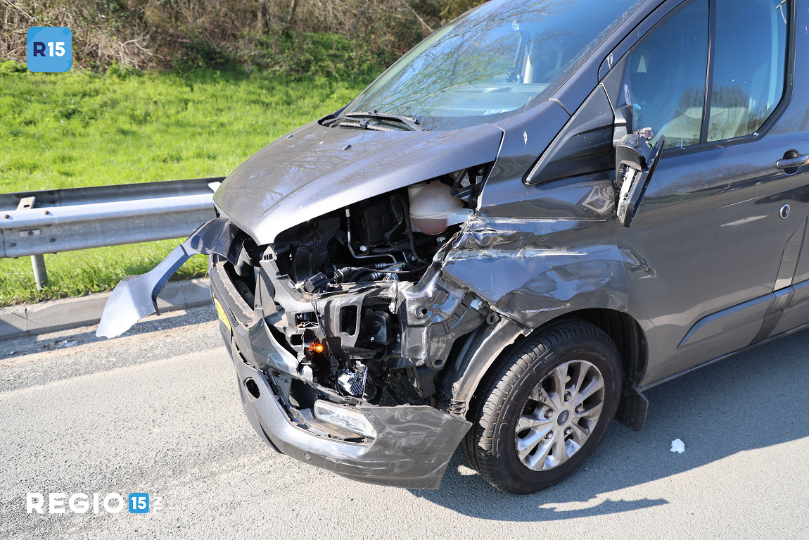 regio15's tweet image. Volgend ongeval op de #A4 betrof een aanrijding tussen auto en vrachtwagen op rijbaan richting #Rotterdam, net na oprit bij #Rijswijk / #Delft. Geen gewonden.