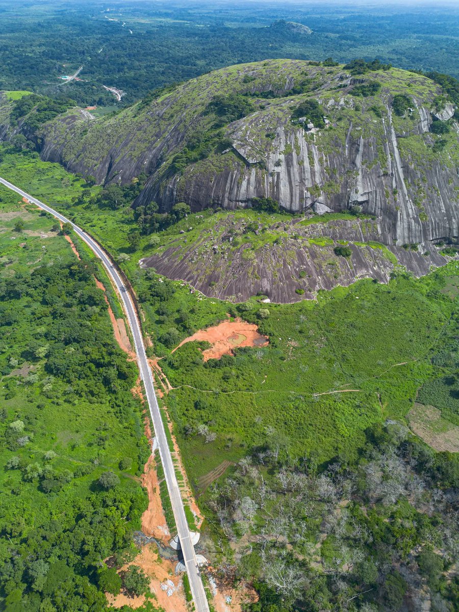 FGrenville_A's tweet photo. The Rock Mount Fouy 30 km from Yoko in the Centre Region
Known as a scenic hiking destination, it offers breathtaking panoramic views and a steep, challenging climb. The mountain is often visited via the Yoko-Ntui-Yaoundé route
Will you dare?
Credit: Visiter Le Cameroun Avec Moi https://t.co/dfW79i32aI