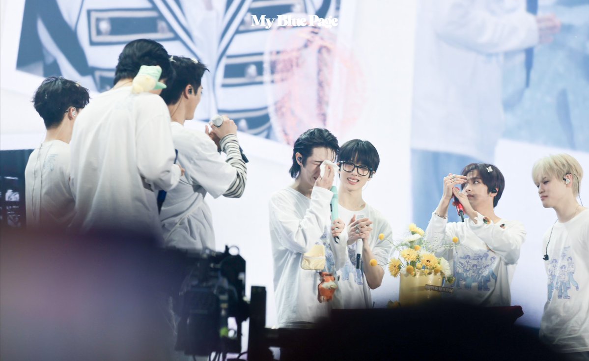 ᴍy ʙʟᴜᴇ ᴩᴀɢᴇ tweet media