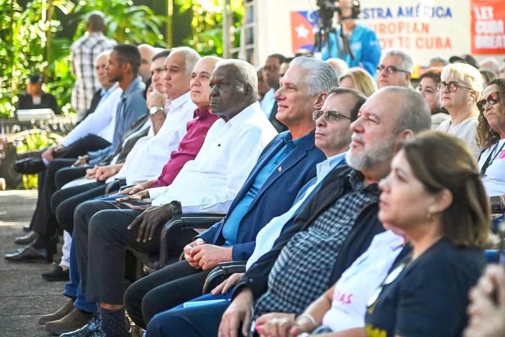 Participar junto a la solidaridad que viene a #Cuba a brindar lo que tiene y escucha sus opiniones, nos reafirma que estamos en el bando de los aman y fundan.
#CubaNoEstáSola 
#CubaEstáFirme 
<a href="/DiazCanelB/">Miguel Díaz-Canel Bermúdez</a> <a href="/DrRobertoMOjeda/">Dr. Roberto Morales Ojeda</a> 
<a href="/PartidoPCC/">Partido Comunista de Cuba</a>