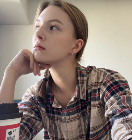 Vitek7807777126's tweet image. Weekends can't escape deadlines either! Sipping coffee while catching up on notes—how do you ladies manage to stay disciplined or just slack off on weekends? Let's chat! #WeekendRoutine #StudyChallenge #CoffeeGirl