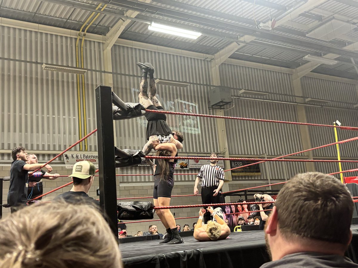 unkownzaro's tweet photo. had a lot of fun seeing the regal rumble from @wrestlezone https://t.co/ijObzxwmDW
