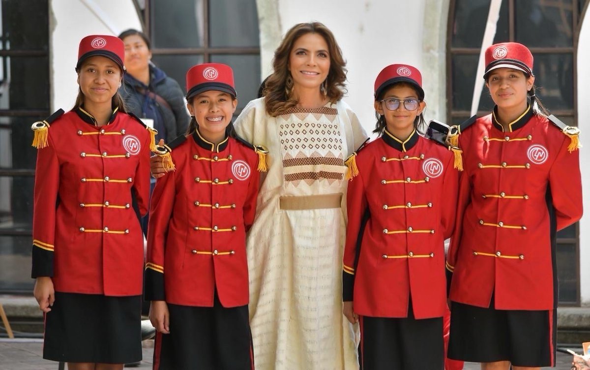 Fue un honor develar con la presidenta <a href="/Claudiashein/">Claudia Sheinbaum Pardo</a> el billete conmemorativo de #MargaritaMaza primera Embajadora Histórica México. Acompañados del gobernador <a href="/salomonj/">Salomón Jara Cruz</a> y miembros del gabinete del <a href="/GobiernoMX/">Gobierno de México</a>, la secretaria <a href="/CitlaHM/">Citlalli Hernández Mora</a>; los subsecretarios <a href="/NoemiJuarezSEB/">Angélica Noemí Juárez Pérez</a> y César