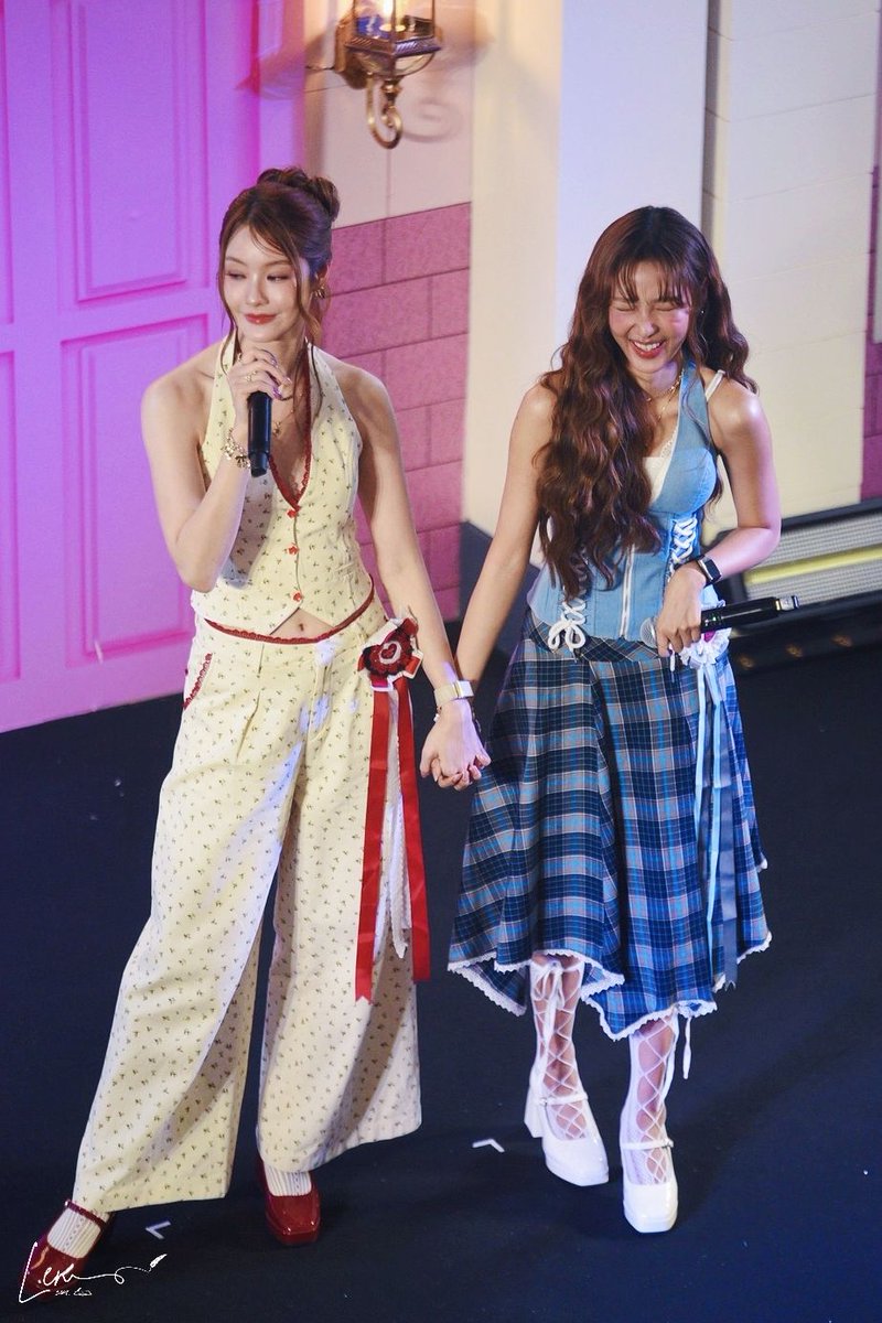 L e n s R T tweet media