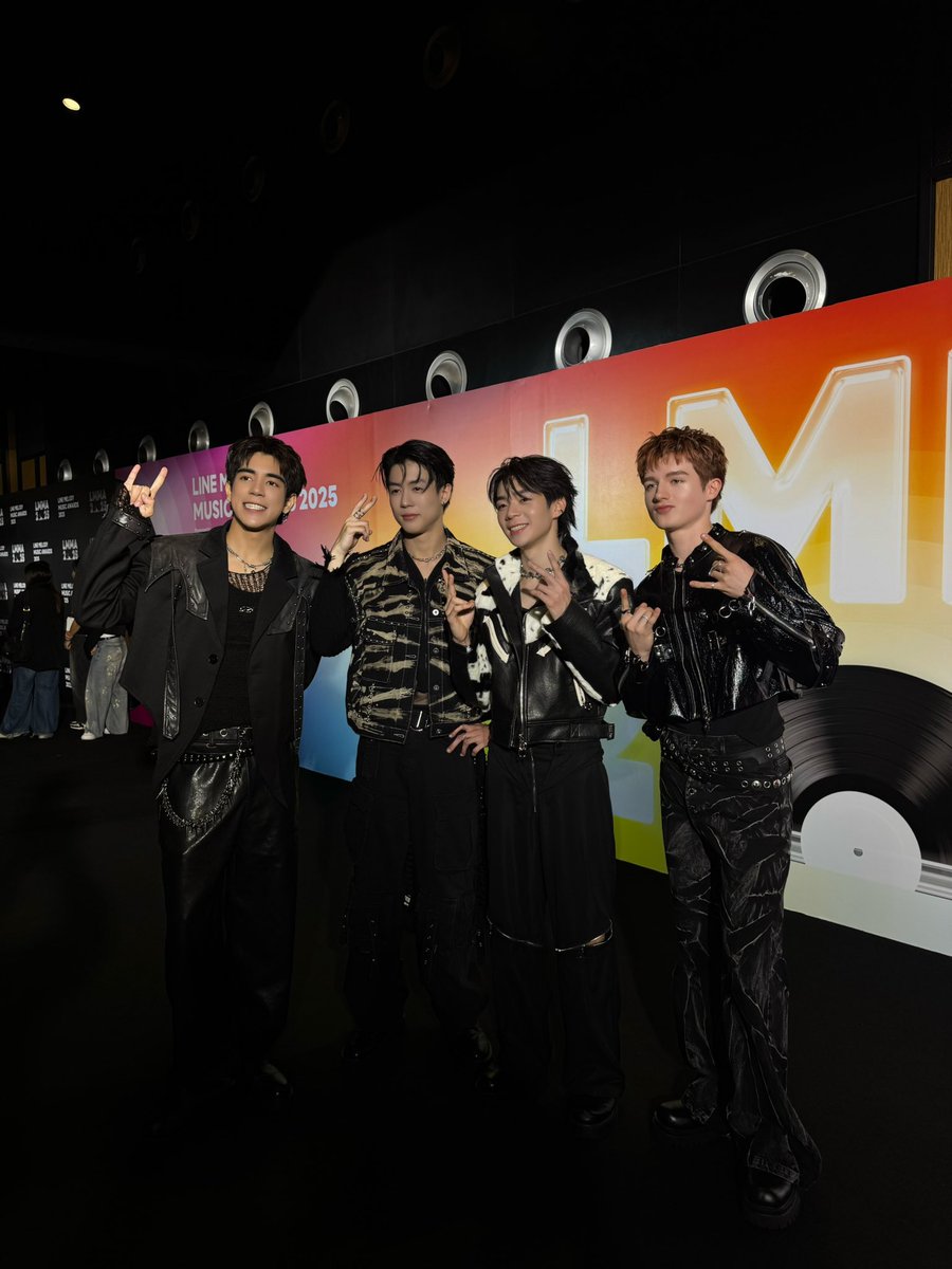 LOOKEPEEP tweet media