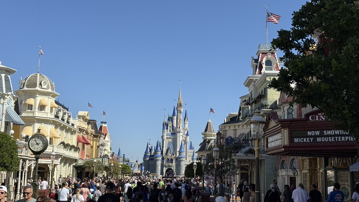 Brer_Brian's tweet photo. Another later start today. Spending some more time at the Magic Kingdom this morning. The new paint job looks great! https://t.co/2sZWSQADcy