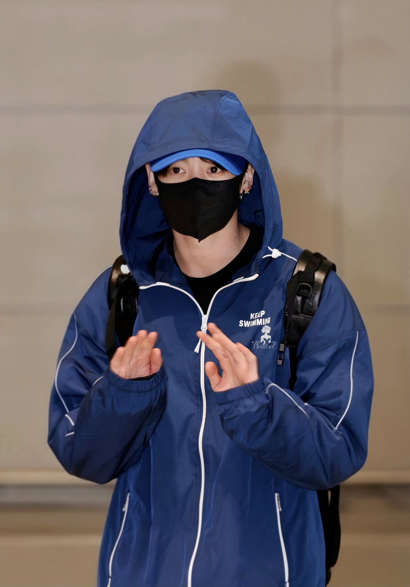 260322 인천 출국
올릴까말까 무지 고민했지만
갑자기 인천에 나타난 펭귄이 영원히 
기여워서 공유🥹
#정국 #정국출국 #JUNGKOOK #BTS
<a href="/BTS_twt/">방탄소년단</a>