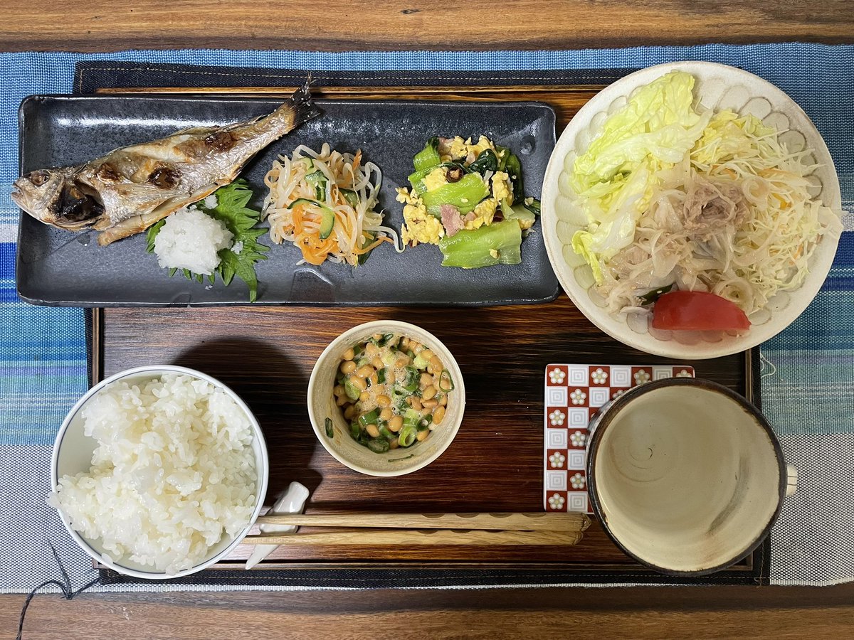 Tomo_Mrk3B01's tweet image. Grilled white croaker with grated Daikon again!😋
This dish really goes well with rice, and of course, I served today’s new prep meals as well. Oh! Natto in the center is a great source of protein. Okay. Let’s eat!
#cookingathome 
#おうちごはん 
#twinglish 
#Twitter家庭料理