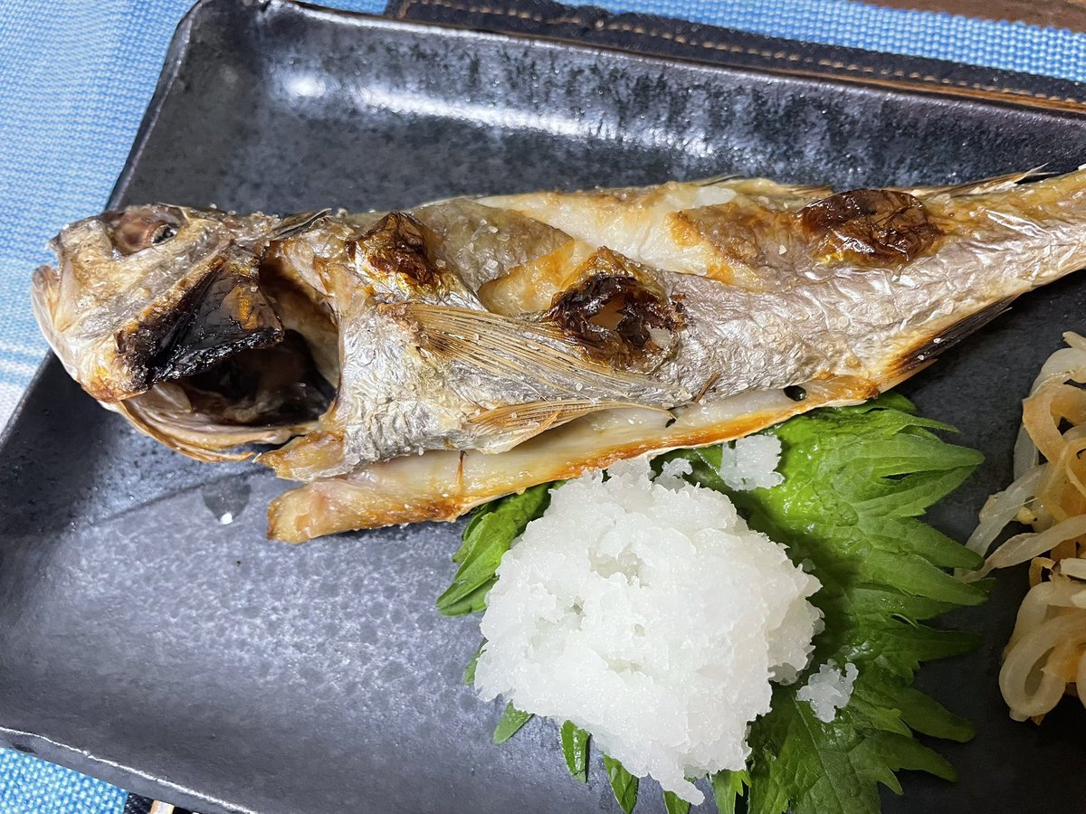 Tomo_Mrk3B01's tweet image. Grilled white croaker with grated Daikon again!😋
This dish really goes well with rice, and of course, I served today’s new prep meals as well. Oh! Natto in the center is a great source of protein. Okay. Let’s eat!
#cookingathome 
#おうちごはん 
#twinglish 
#Twitter家庭料理