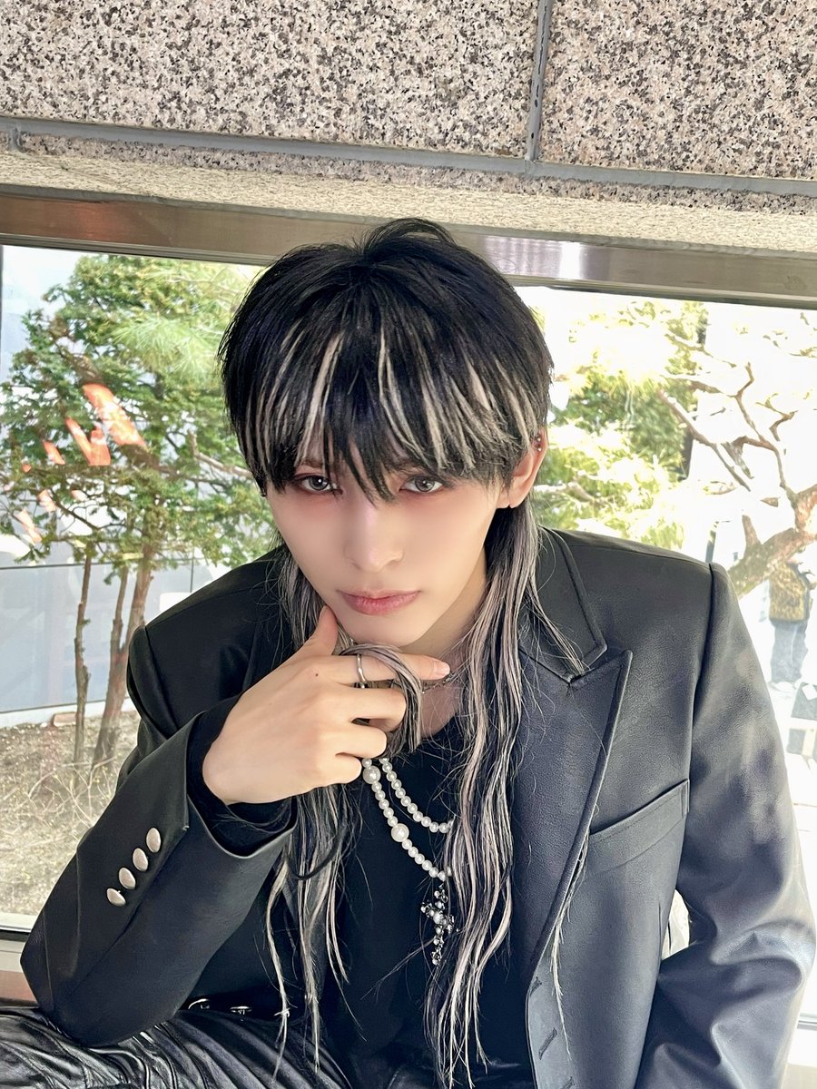 ALL(H)OURS tweet media