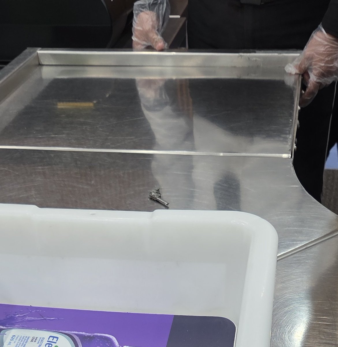 Hoy estuve casi 1 hora en el área de seguridad en el aeropuerto por traer una "presunta arma de fuego" en mi mochila. Tuvieron que llamar a Marina para checar no fuera un arma real.

El arma de fuego en cuestión: