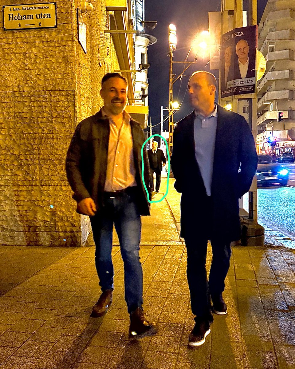 revol_es's tweet photo. El que manda en VOX, el otro es Santiago Abascal. https://t.co/71WHndmmVg