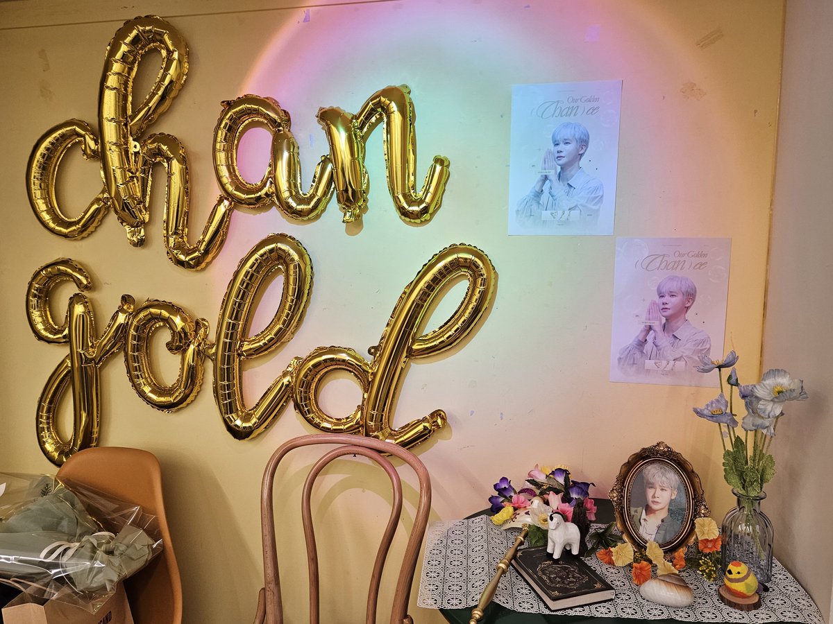 nami6v6's tweet photo. #our_golden_CHANce
#강찬_우리들의_금빛_행운
#HAPPY_CHAN_DAY
두 번 다녀왔어요!! 1차 2차 포카도 다 받았고요🥰 일단 너무 이쁘고 사진에 있는 차니들 다 너무 말랑하고 귀여워요!! 카페에서 열심히 리딩을 읽다가 머리 들면 귀여운 차니들 바로 보이니까 너무 행복했어요 헤헷 https://t.co/32OfFCI2G6