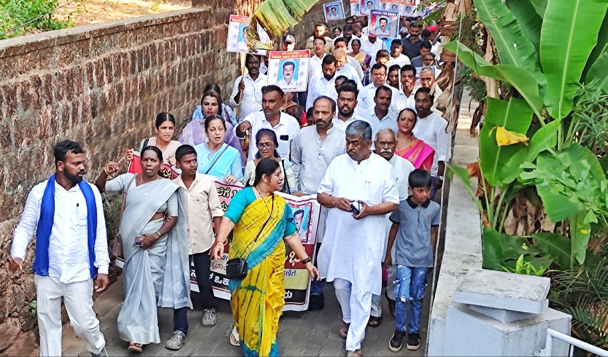 HariprasadBK2's tweet photo. ಭ್ರಷ್ಟಾಚಾರದ ವಿರುದ್ಧ ಹೋರಾಡುತ್ತಿದ್ದ, ಆರ್.ಟಿ.ಐ ಕಾರ್ಯಕರ್ತ ವಿನಾಯಕ ಬಾಳಿಗಾ ಕೊಲೆಯಾಗಿ ಹತ್ತು ವರ್ಷದ ನೆನಪಿನಲ್ಲಿ ದಕ್ಷಿಣ ಕನ್ನಡದಲ್ಲಿ ನಡೆದ ಮೆರವಣಿಗೆ ಹಾಗೂ ಬಹಿರಂಗ ಸಭೆ ಉದ್ಘಾಟಿಸಿ ಮಾತ್ನಾಡಿದೆ.
ಪ್ರಾಮಾಣಿಕ ಕಾರ್ಯಕರ್ತ ವಿನಾಯಕ ಬಾಳಿಗಾ ಕೊಲೆ ಮಾಡಿದವರನ್ನ ಸಂಘಪರಿವಾರ ವ್ಯವಸ್ಥಿತವಾಗಿ ರಕ್ಷಣೆ ಮಾಡುತ್ತಿದೆ. ಕರಾವಳಿಯ ದೇವಸ್ಥಾನಗಳಲ್ಲಿ ನಡೆಯುತ್ತಿದ್ದ ಭ್ರಷ್ಟಾಚಾರವನ್ನು ಬಯಲು ಮಾಡುತ್ತಿದ್ದ ಬಾಳಿಗಾ ಕೊಲೆ ಮಾಡಿದವರ ವಿರುದ್ಧ ಬಿಜೆಪಿ ನಾಯಕರು ಮಾತೇ ಆಡುತ್ತಿಲ್ಲ. ಬಾಳಿಗಾ ಮಾಡಿದ ತಪ್ಪೇನು? ಹಿಂದುತ್ವಕ್ಕಾಗಿ ಪ್ರಾಮಾಣಿಕ ಹೋರಾಟ ನಡೆಸಿದ್ದೇ ತಪ್ಪಾ? ಕರಾವಳಿಯ ಬಿಜೆಪಿಯ ನಾಯಕರು ಉತ್ತರಿಸಲಿ.
ವಿನಾಯಕ ಬಾಳಿಗಾ ಕುಟುಂಬದವರು ಇಂದು ನ್ಯಾಯಕ್ಕಾಗಿ ಹೋರಾಟ ನಡೆಸುತ್ತಿದ್ದಾರೆ. ಅವರ ನ್ಯಾಯದ ಕೂಗಿಗೆ ಕರಾವಳಿಯ ಪ್ರಜ್ಞಾವಂತ ಜನರು ನಿಂತಿದ್ದಾರೆ,ನಾನು ಕೂಡ ಈ ಹೋರಾಟದ ಜೊತೆಯಾಗುತ್ತೇನೆ.
ಬಹಿರಂಗ ಸಭೆಯಲ್ಲಿ ಮಂಗಳೂರಿನ ದೇಶಪ್ರೇಮಿ ಸಂಘಟನೆಗಳ ಒಕ್ಕೂಟದ ಪದಾಧಿಕಾರಿಗಳಾದ ಫ್ರೋ ನರೇಂದ್ರ ನಾಯಕ್, ಮುನೀರ್ ಕಾಟಿಪಳ್ಳ, ಎಂ.ಜಿ.ಹೆಗಡೆ, ಮಂಜುಳಾ ನಾಯಕ್, ಸೇರದಂತೆ ವಿನಾಯಕ ಬಾಳಿಗಾ ಕುಟುಂಬಸ್ಥರು ಹಾಗೂ ಅಪಾರ ಸಂಖ್ಯೆಯಲ್ಲಿ ಸಾರ್ವಜನಿಕರು ಸೇರಿದ್ದರು.
