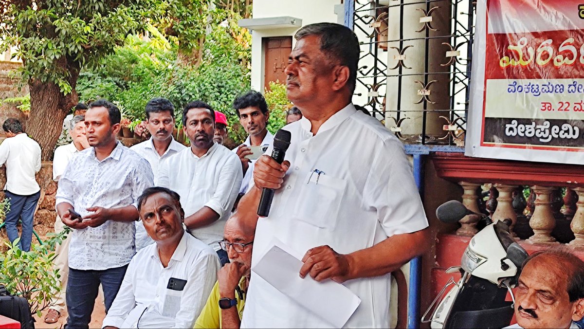 HariprasadBK2's tweet photo. ಭ್ರಷ್ಟಾಚಾರದ ವಿರುದ್ಧ ಹೋರಾಡುತ್ತಿದ್ದ, ಆರ್.ಟಿ.ಐ ಕಾರ್ಯಕರ್ತ ವಿನಾಯಕ ಬಾಳಿಗಾ ಕೊಲೆಯಾಗಿ ಹತ್ತು ವರ್ಷದ ನೆನಪಿನಲ್ಲಿ ದಕ್ಷಿಣ ಕನ್ನಡದಲ್ಲಿ ನಡೆದ ಮೆರವಣಿಗೆ ಹಾಗೂ ಬಹಿರಂಗ ಸಭೆ ಉದ್ಘಾಟಿಸಿ ಮಾತ್ನಾಡಿದೆ.
ಪ್ರಾಮಾಣಿಕ ಕಾರ್ಯಕರ್ತ ವಿನಾಯಕ ಬಾಳಿಗಾ ಕೊಲೆ ಮಾಡಿದವರನ್ನ ಸಂಘಪರಿವಾರ ವ್ಯವಸ್ಥಿತವಾಗಿ ರಕ್ಷಣೆ ಮಾಡುತ್ತಿದೆ. ಕರಾವಳಿಯ ದೇವಸ್ಥಾನಗಳಲ್ಲಿ ನಡೆಯುತ್ತಿದ್ದ ಭ್ರಷ್ಟಾಚಾರವನ್ನು ಬಯಲು ಮಾಡುತ್ತಿದ್ದ ಬಾಳಿಗಾ ಕೊಲೆ ಮಾಡಿದವರ ವಿರುದ್ಧ ಬಿಜೆಪಿ ನಾಯಕರು ಮಾತೇ ಆಡುತ್ತಿಲ್ಲ. ಬಾಳಿಗಾ ಮಾಡಿದ ತಪ್ಪೇನು? ಹಿಂದುತ್ವಕ್ಕಾಗಿ ಪ್ರಾಮಾಣಿಕ ಹೋರಾಟ ನಡೆಸಿದ್ದೇ ತಪ್ಪಾ? ಕರಾವಳಿಯ ಬಿಜೆಪಿಯ ನಾಯಕರು ಉತ್ತರಿಸಲಿ.
ವಿನಾಯಕ ಬಾಳಿಗಾ ಕುಟುಂಬದವರು ಇಂದು ನ್ಯಾಯಕ್ಕಾಗಿ ಹೋರಾಟ ನಡೆಸುತ್ತಿದ್ದಾರೆ. ಅವರ ನ್ಯಾಯದ ಕೂಗಿಗೆ ಕರಾವಳಿಯ ಪ್ರಜ್ಞಾವಂತ ಜನರು ನಿಂತಿದ್ದಾರೆ,ನಾನು ಕೂಡ ಈ ಹೋರಾಟದ ಜೊತೆಯಾಗುತ್ತೇನೆ.
ಬಹಿರಂಗ ಸಭೆಯಲ್ಲಿ ಮಂಗಳೂರಿನ ದೇಶಪ್ರೇಮಿ ಸಂಘಟನೆಗಳ ಒಕ್ಕೂಟದ ಪದಾಧಿಕಾರಿಗಳಾದ ಫ್ರೋ ನರೇಂದ್ರ ನಾಯಕ್, ಮುನೀರ್ ಕಾಟಿಪಳ್ಳ, ಎಂ.ಜಿ.ಹೆಗಡೆ, ಮಂಜುಳಾ ನಾಯಕ್, ಸೇರದಂತೆ ವಿನಾಯಕ ಬಾಳಿಗಾ ಕುಟುಂಬಸ್ಥರು ಹಾಗೂ ಅಪಾರ ಸಂಖ್ಯೆಯಲ್ಲಿ ಸಾರ್ವಜನಿಕರು ಸೇರಿದ್ದರು.