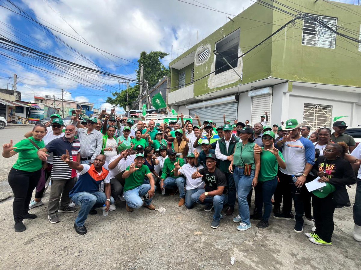 nelsongomez999's tweet photo. La @FPcomunica está en la calle hoy y en la circunscripción 2 del Distrito Nacional peinan barrios y residenciales en la “Jornada de Crecimiento” anunciada por su Dirección Política. https://t.co/uJXLCXoQNM