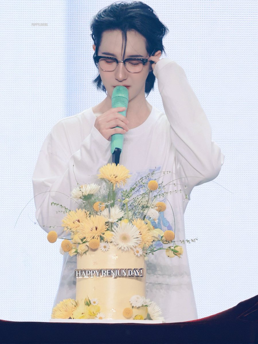 ┈┈┈☆☆☆┈┈┈
┈┈╭┻┻┻╮┈┈
┈┈┃╱╲╱┃┈┈
┈╭┻━━━┻╮┈
┈┃╱╲╱╲╱┃┈
┈┗━━━━━┛┈
#런쥔 #仁俊 #RENJUN
#황런쥔짜생일축하해 
#YellowSpringRENJUNDay