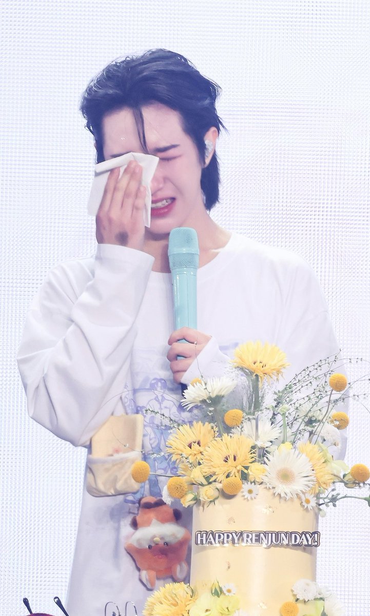 mirae__000's tweet photo. HBD #런쥔 #RENJUN

 #황런쥔짜생일축하해 https://t.co/yHe7Gg6kmv