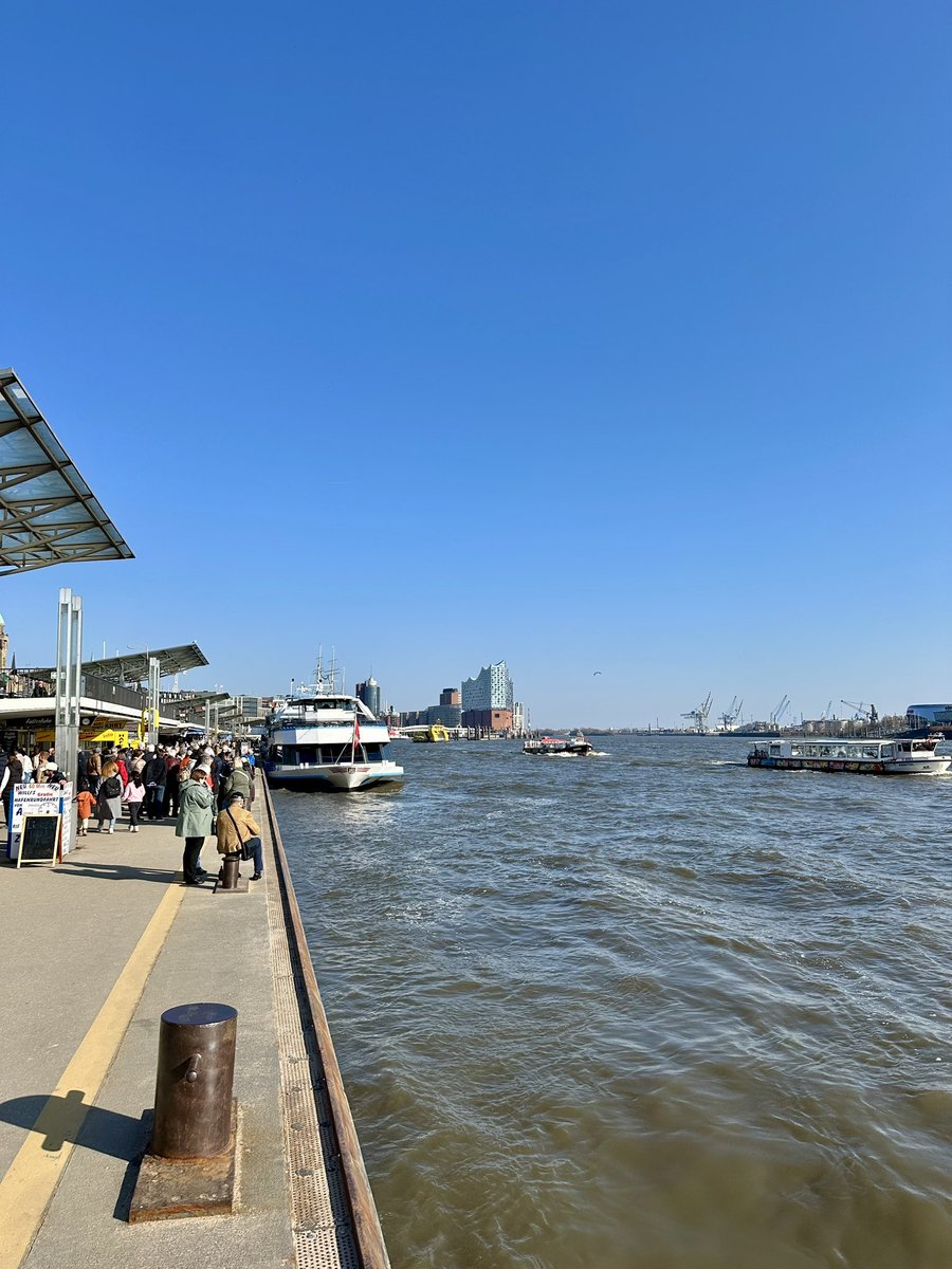 ahoihamburg's tweet photo. Hamburg jetzt … ☀️ #landungsbrücken https://t.co/VSu8hYh5HV