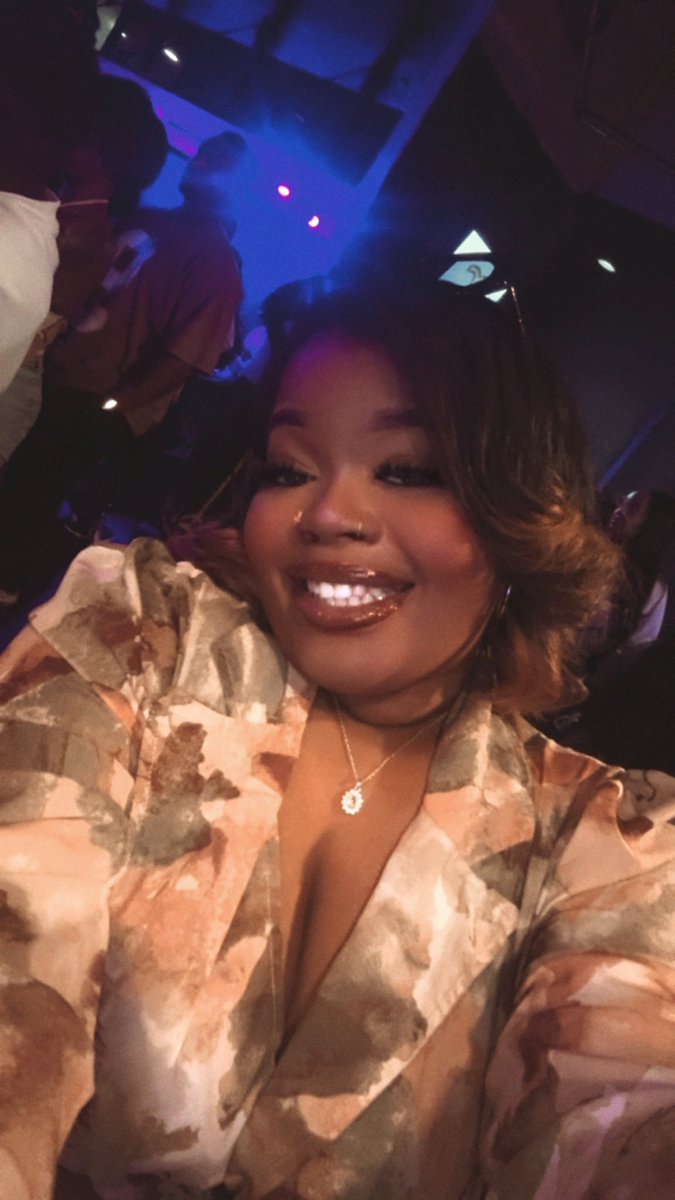 ThatSoRayla's tweet photo. Muah just a night out to myself 💋🥰 https://t.co/Cokn2yxnwE