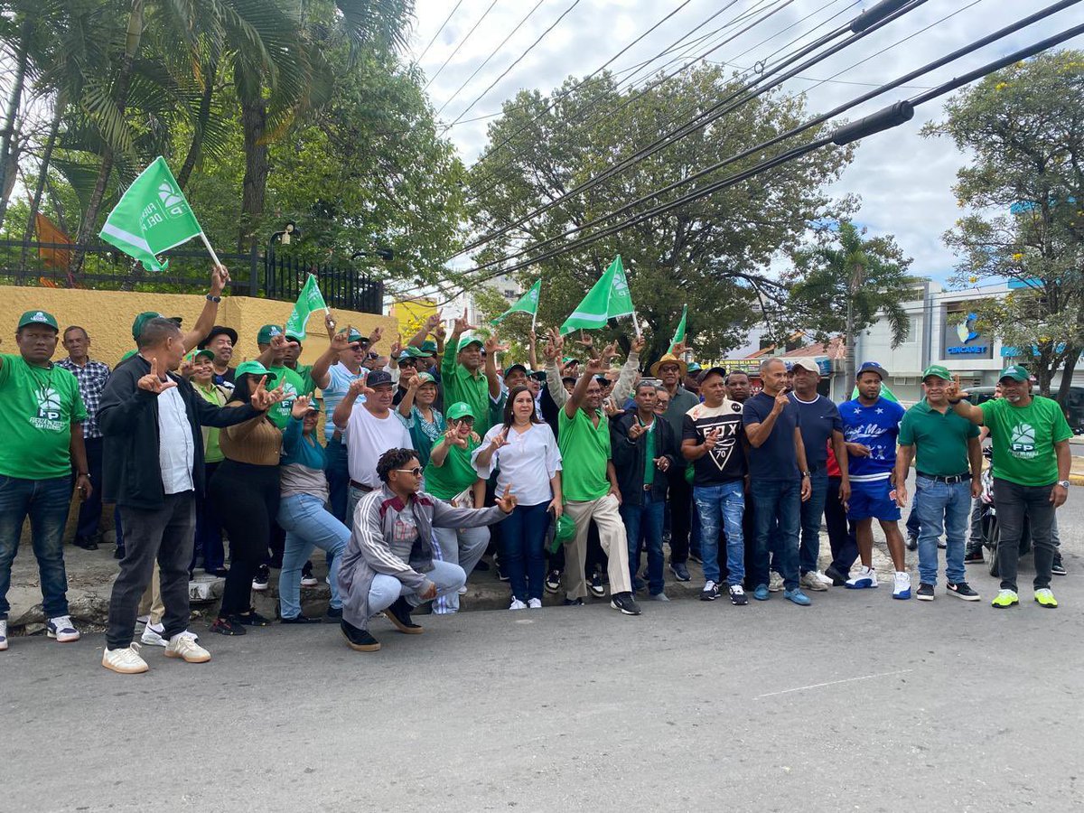 keylaReyna04's tweet photo. La jornada avanza con fuerza, en San Francisco der Macoris, integrando más personas y fortaleciendo cada espacio organizativo en esta jornada de crecimiento en la @FPcomunica 

#FuerzaDelPueblo
#JornadaFP
#OrganizaciónFP
#SeguimosCreciendo https://t.co/Vb3sVQrTsD