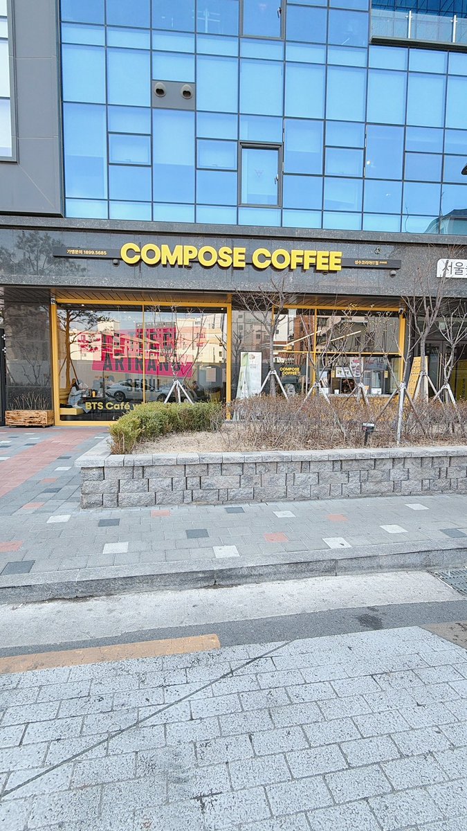 1t2e2t0e's tweet photo. 今回絶対行きたかったCOMPOSEの直営店☕️

店内は広くてとても綺麗だった
ここにテヒョンが来てたと思うと
テンション上がったෆ*°

無事欲しかったスリーブももらえたよ·͜· ❤︎

#渡韓記録
#カムバ渡韓
#COMPSE 
#2日目 https://t.co/9o8s9JyNVE