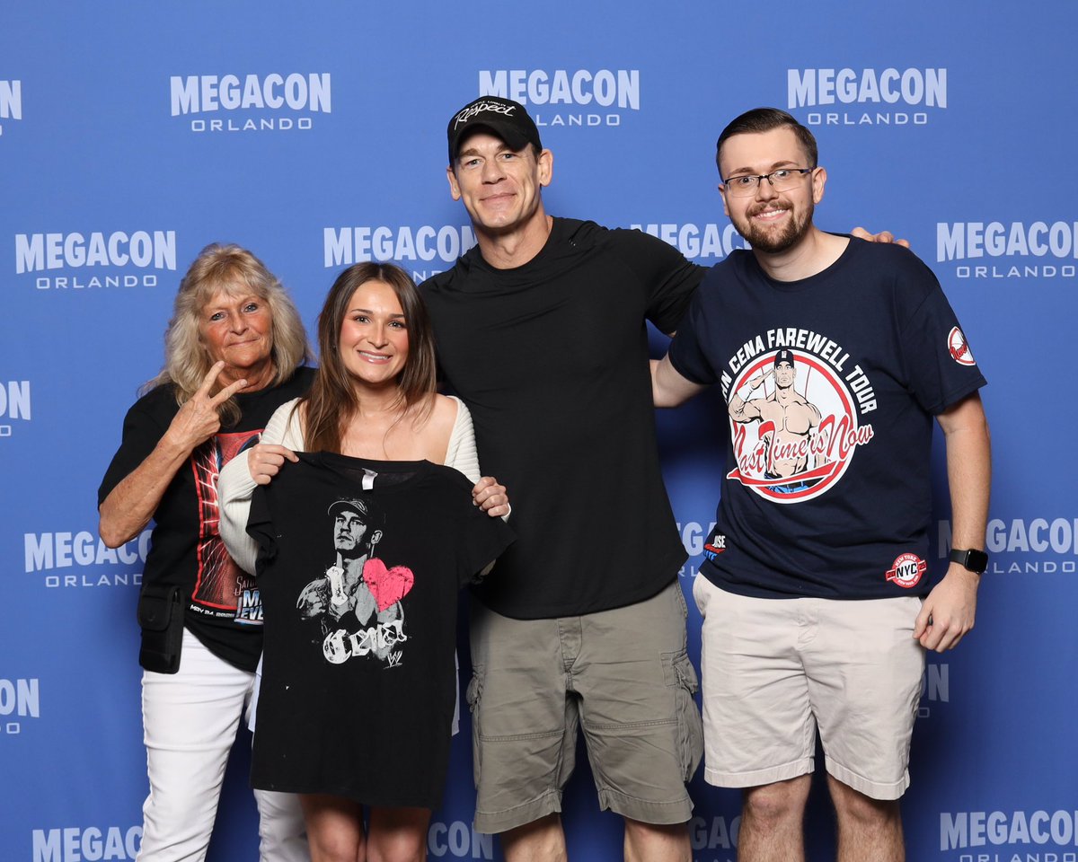 GreenBeanDean_'s tweet photo. @TripleHHHPaulL Met him yesterday! He asked my sister about a shirt she was holding and why she had it. She told him the significance of it &amp; he was so genuine and took the time to listen and talk with her. 🐐 https://t.co/r285pS9Ups