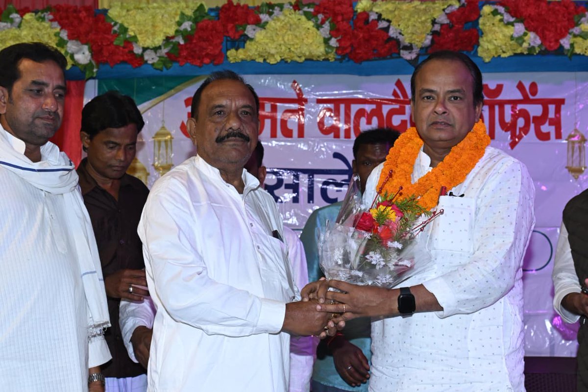 IrfanAnsariMLA's tweet photo. जामताड़ा के मोहरा जादूडीह में आज ईद मिलन समारोह के अवसर पर भव्य जलसे का आयोजन किया गया, जिसमें बड़ी संख्या में लोगों ने उत्साहपूर्वक भाग लिया। इस कार्यक्रम में कांग्रेस की जिला अध्यक्ष Deepika Mishra जी सहित कई गणमान्य लोग, उलेमा-ए-कराम और समाज के विभिन्न वर्गों के लोग उपस्थित रहे।
इस अवसर पर संबोधित करते हुए कहा कि ईद केवल एक त्योहार नहीं, बल्कि आपसी प्रेम, भाईचारा और एकता का संदेश देने वाला पर्व है। हमें इस सौहार्द और आपसी मेल-जोल को और मजबूत बनाना है, ताकि समाज में सद्भाव बना रहे।
इस ऐतिहासिक कार्यक्रम के सफल आयोजन के लिए मैं सभी आयोजकों और मेरे तमाम साथियों का हृदय से आभार व्यक्त करता हूं। हजारों की संख्या में लोगों की उपस्थिति ने इस कार्यक्रम को यादगार बना दिया।