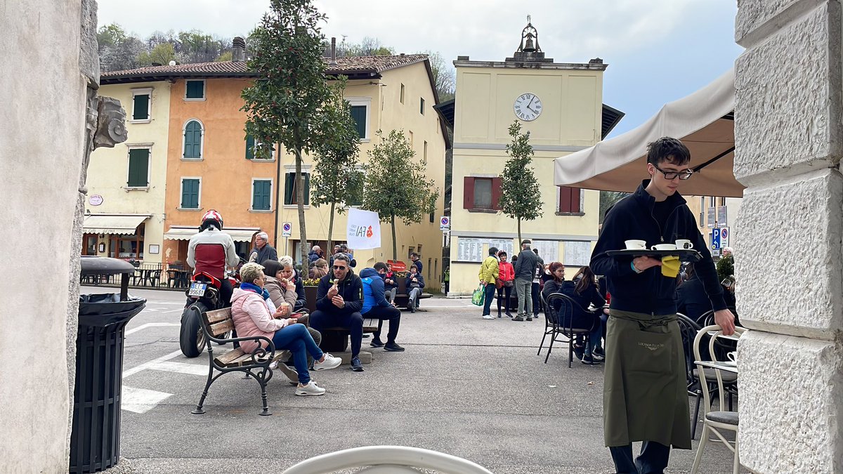 GibelliTiziana's tweet photo. @MaxCi65 E per guardarSI intorno, nel mio caso, e compiacerSI di vivere in un borgo dove oggi c’è #FAIprimavera e tanta gente SI è premurata di venire, dove SI vive nel bello perché inDogi costruirono bei palazzi nel 500…
Ebbene #SÌ, sembra proprio una bella giornata (27% alle 15.15🙂) https://t.co/4u8wmLlShT
