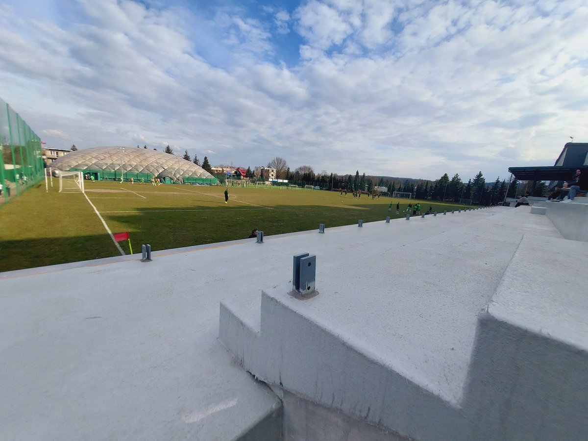 Wojtas36948906's tweet photo. Zaczynamy zatem mecz w poważnej 8 lidze mistrzów 😄😄
Gr 3 krakowskiej klasy A
Fairant Kraków vs Trzebol Wielkie Drogi.
Trybuna w przebudowie ale boisko jak zawsze ujowe🤣🤣🤣
#groundhoping https://t.co/qIGXAUl1yw