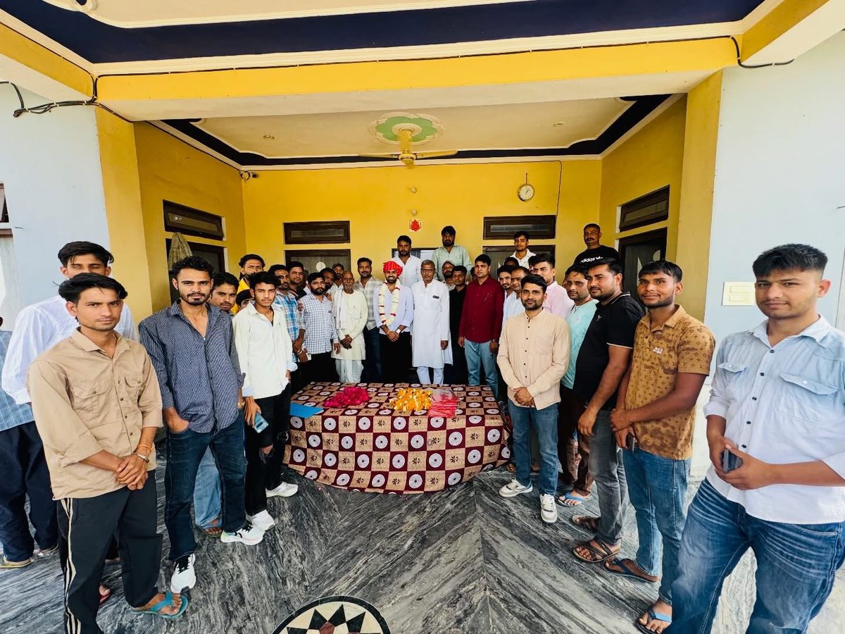 📍अमरपुर, महवा
युवा साथियों से आत्मीय संवाद के दौरान आगामी चुनाव हेतु उनके अमूल्य सहयोग की अपेक्षा रखी। भाइयों ने पूर्ण निष्ठा और दृढ़ता के साथ साथ निभाने का विश्वास दिलाया।  सभी युवा साथियों द्वारा प्रदान किए गए स्नेहपूर्ण स्वागत एवं आत्मीय अभिनंदन के लिए हृदय की गहराइयों से
