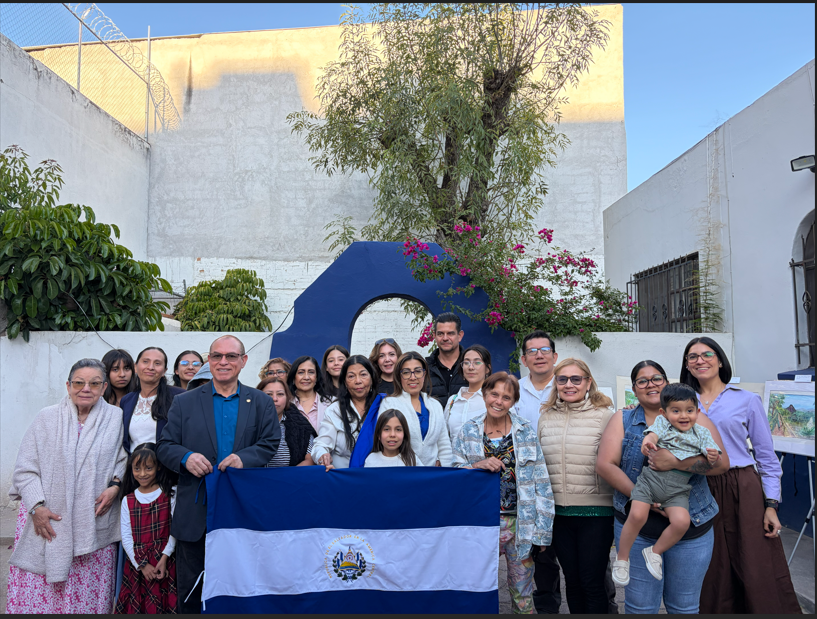 hurtadosv's tweet photo. ¡Gran jornada en el Consulado en San Luis Potosí! 🇸🇻 En el marco del #DíaInternacionalDeLaMujer, nuestra diáspora disfrutó de un taller de filigrana y una hermosa exposición de acuarelas sobre El Salvador por artistas salvadoreñas (madre e hija). 🎨✨ #MujerSalvadoreña https://t.co/JG5M6oOI4O
