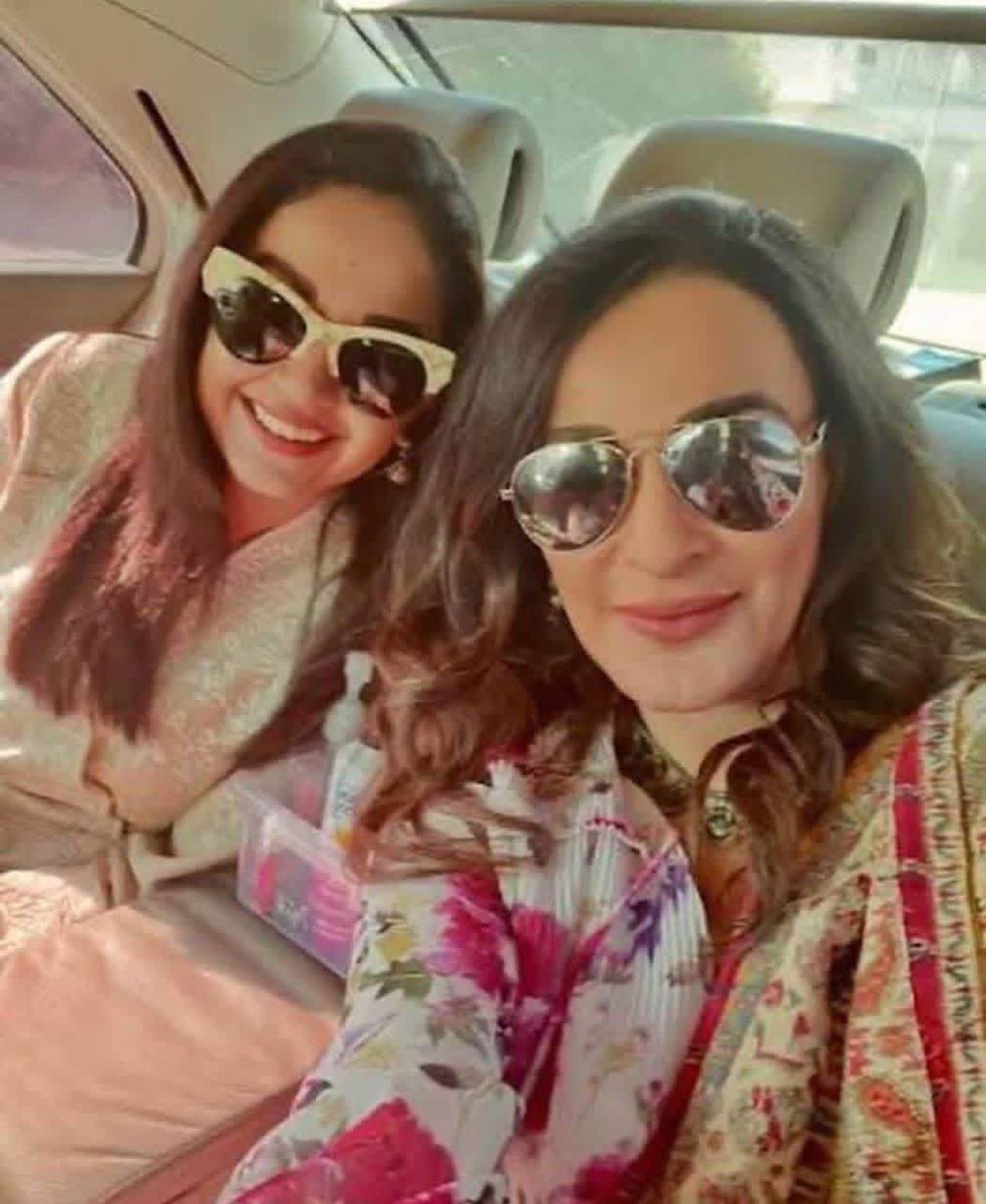 سینیٹر شیری رحمان کی بیٹی  ماروی خورشید  35 سال کی عمر میں انتقال کرگئیں
5 دن سے زیر علاج تھیں انتقال برین ہیمرج سے ہوا
انا للہ وانا الیہ راجعون
غمزدہ خاندان کو اس ناگہانی حادثہ پر تعزیت پیش کرتے ہیں اور صبر کی دعا کرتے ہیں۔ مرحومہ کی نماز جنازہ کل کراچی میں ادا کی جائے گی