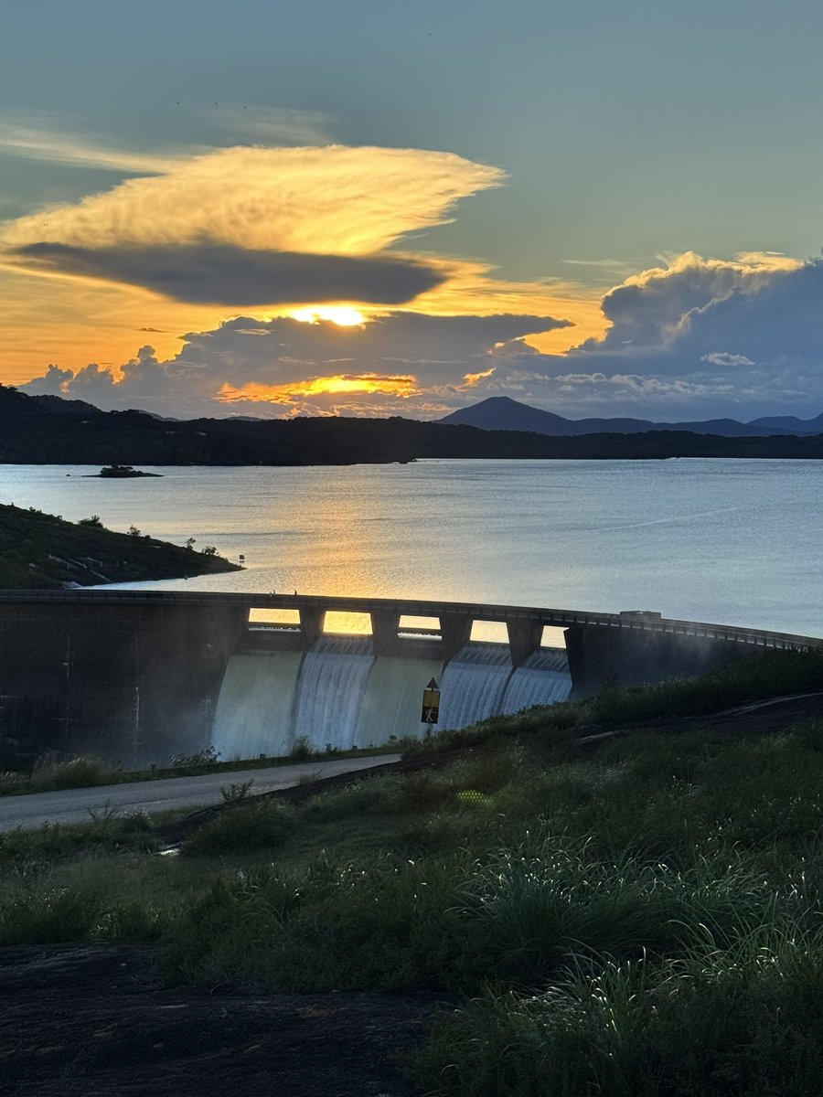 PTChimusoro's tweet image. This country is so beautiful. 
Roadtrips are fun, and happy feet are the best!

#TravelZimbabwe