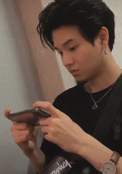 ให้หยิ่นวอร์เลยนะ อะไรแบบนี้ คือคนนึงนั่งอ่านหนังสือพระไตรปิฎก อีกคนนั่งเล่นเกมอ่ะ 555555 ลงตัวสุดๆ

#warwanarat #yinyin_anw #หยิ่นวอร์