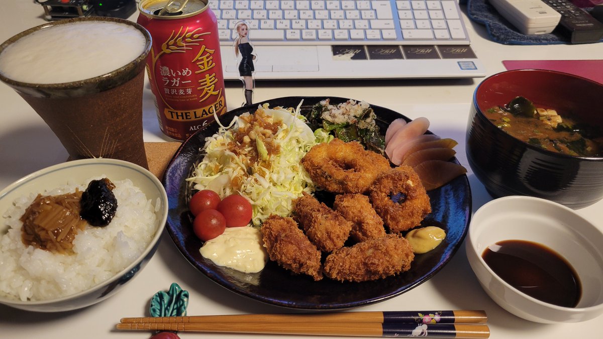 今日も遅い晩ごはん。30分前に食べ終わったばかりのｶｷﾌﾗｲとｲｶﾘﾝｸﾞﾌﾗｲ
冷凍ｶｷﾌﾗｲは今日は非常に上手くいったものの、同じく冷凍のｲｶﾘﾝｸﾞがｲﾏｲﾁ🥲
むむ～、おそらく投入の際の油の温度が間違ってるくさい。更なるﾄﾗｲ＆ｴﾗｰが必要そうですw