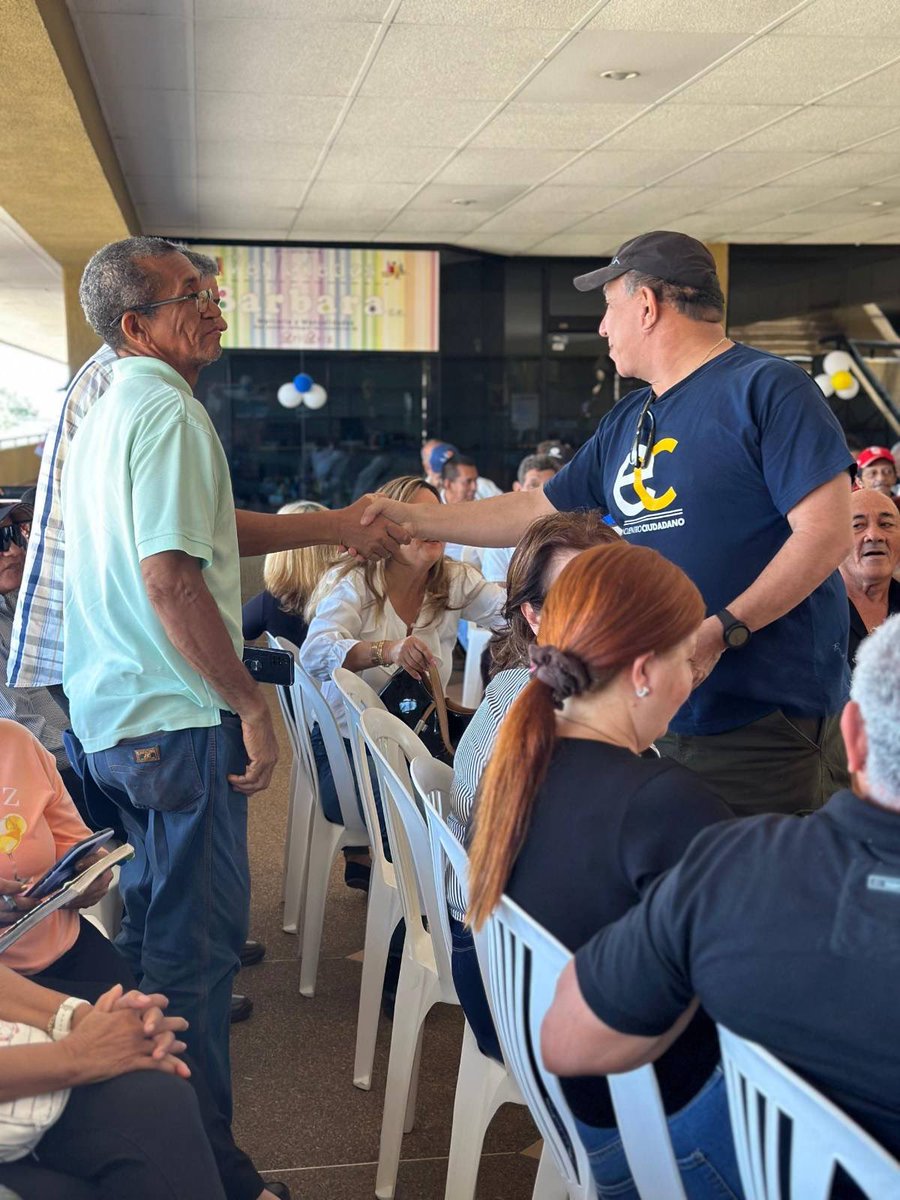 EnCiudadanoVzla's tweet photo. Encuentro Ciudadano se fortalece en el estado Bolívar con la incorporación de nuevos cuadros políticos🇻🇪

En la jornada de ayer llevamos a cabo un acto que reunió a más de 100 personas, afianzando el crecimiento de nuestras base militantes y la consolidación de las estructuras operativas.
​
Los compañeros destacaron que el crecimiento sostenido de la organización responde a la sólida proyección de nuestra  presidente nacional, Delsa Solórzano (@delsasolorzano) , cuya trayectoria en la defensa de los Derechos Humanos aporta una prestancia distintiva al partido. 

El equipo regional, liderado por Tony Geara (@TonyGeara) y su directiva, reafirmó el compromiso de no detener el trabajo social y político en ningún momento.

​Con este encuentro, ratificamos nuestro crecimiento en el sur del país, consolidando un equipo preparado para los desafíos políticos venideros y manteniendo la defensa de la dignidad ciudadana como bandera principal.