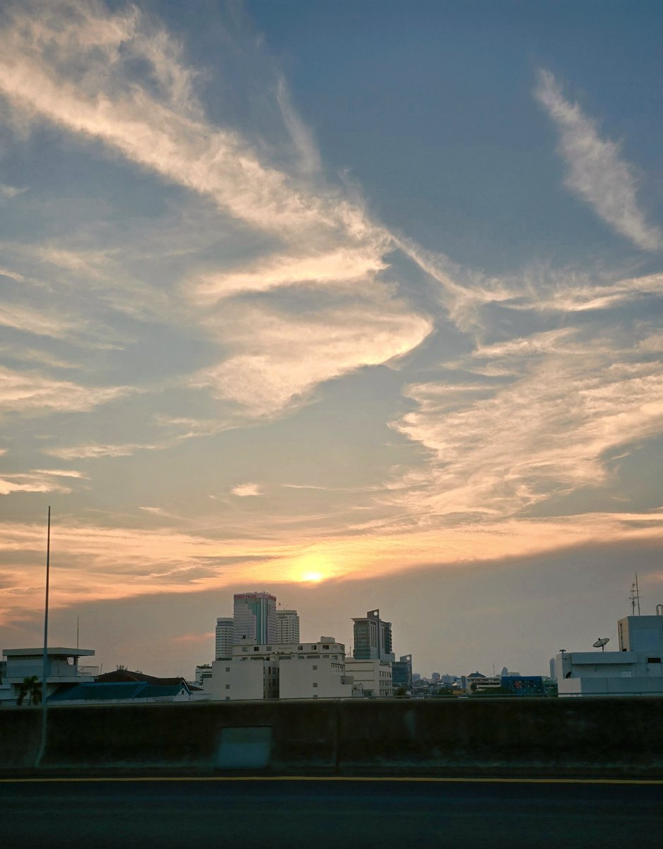 yes.iam.oukie🌈🌞❤️📸🎧🤓 tweet media