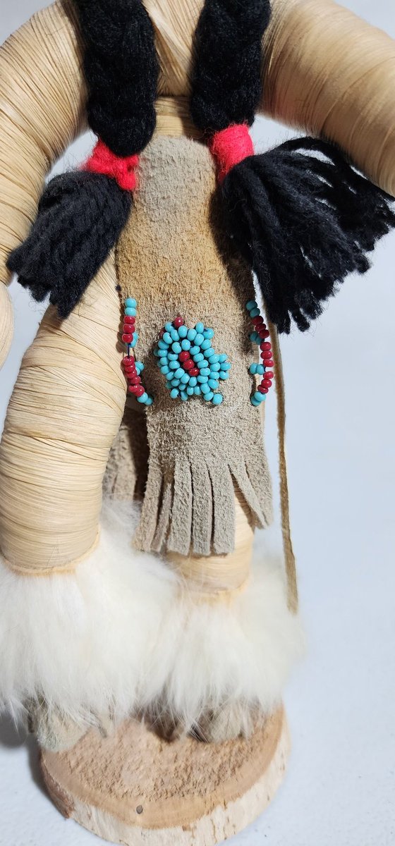 GentlyGems's tweet photo. vintage Iroquois corn husk doll! 9" handmade with vibrant turquoise/red beads, leather, fur &amp; faceless legend. One-of-a-kind Native folk art collectible — high quality 1990s era!
Link  👇
https://t.co/bi3HifU1j2
#CornHuskDoll #IroquoisDoll #NativeAmericanArt #VintageCollectible https://t.co/v0OICs8vQf