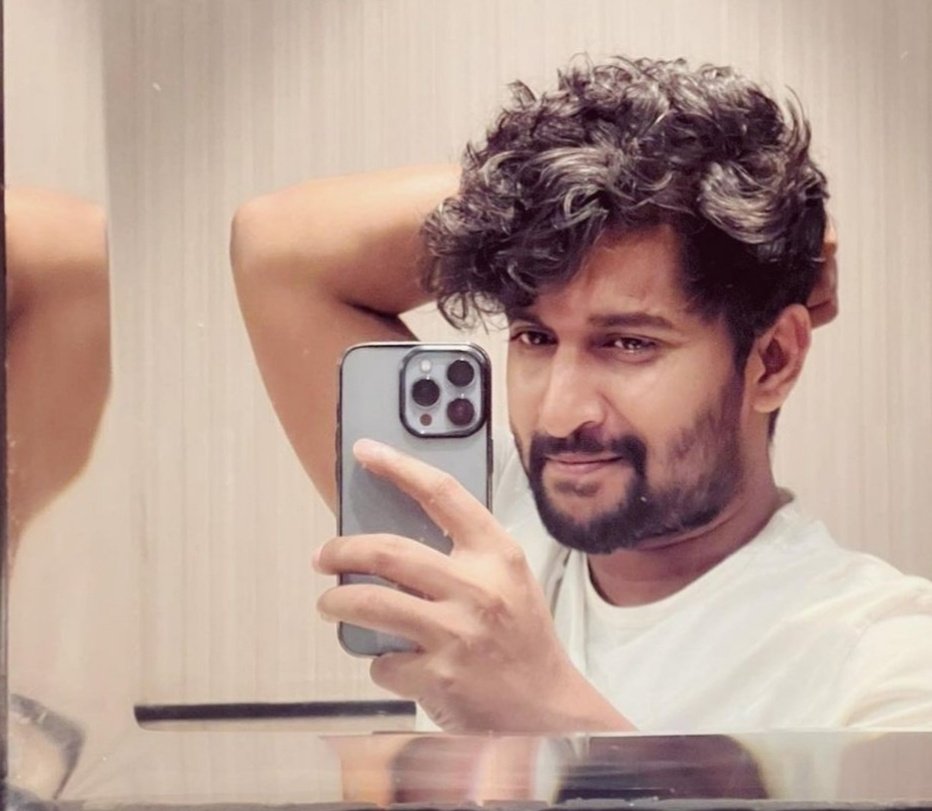 innocent_tweetz's tweet photo. Babu @NameisNani
Aa Paradise shoot edo twaraga aipogottesi Neat ga Haircut and beard trim chesko maa cute lover boy eto poyadoo emo asaleee https://t.co/8n3SsZG1iv