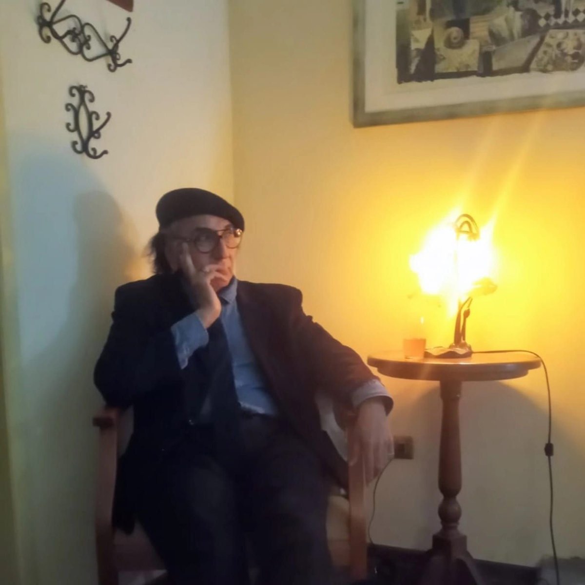 EN "DIARIO MAULE HOY" DOMINGO, DESTACAMOS : "UN POEMA TIENE MUSICA, RITMO Y ARMONÍA". 
A propósito del lanzamiento de “El sueño de una nota en la pluma”, entrevistamos a Hugo Metzdorff, miembro de la Academia Chilena de la Lengua, conocido docente, escritor, poeta y trovador.