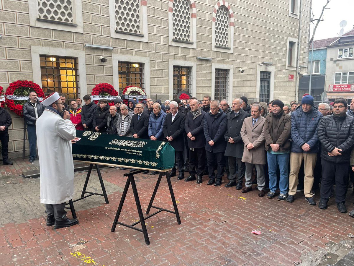 Sabah Gazetesi Haber Koordinatörü Kenan Kıran’ın annesi Yaşa Kıran’ı Gaziosmanpaşa Pazariçinde Hakk’a uğurladık.

Merhumeye Allah’tan rahmet; başta Kenan Kıran olmak üzere ailesine, yakınlarına ve sevenlerine sabır ve başsağlığı diliyorum.

Rabbim mekânını cennet, makamını âli