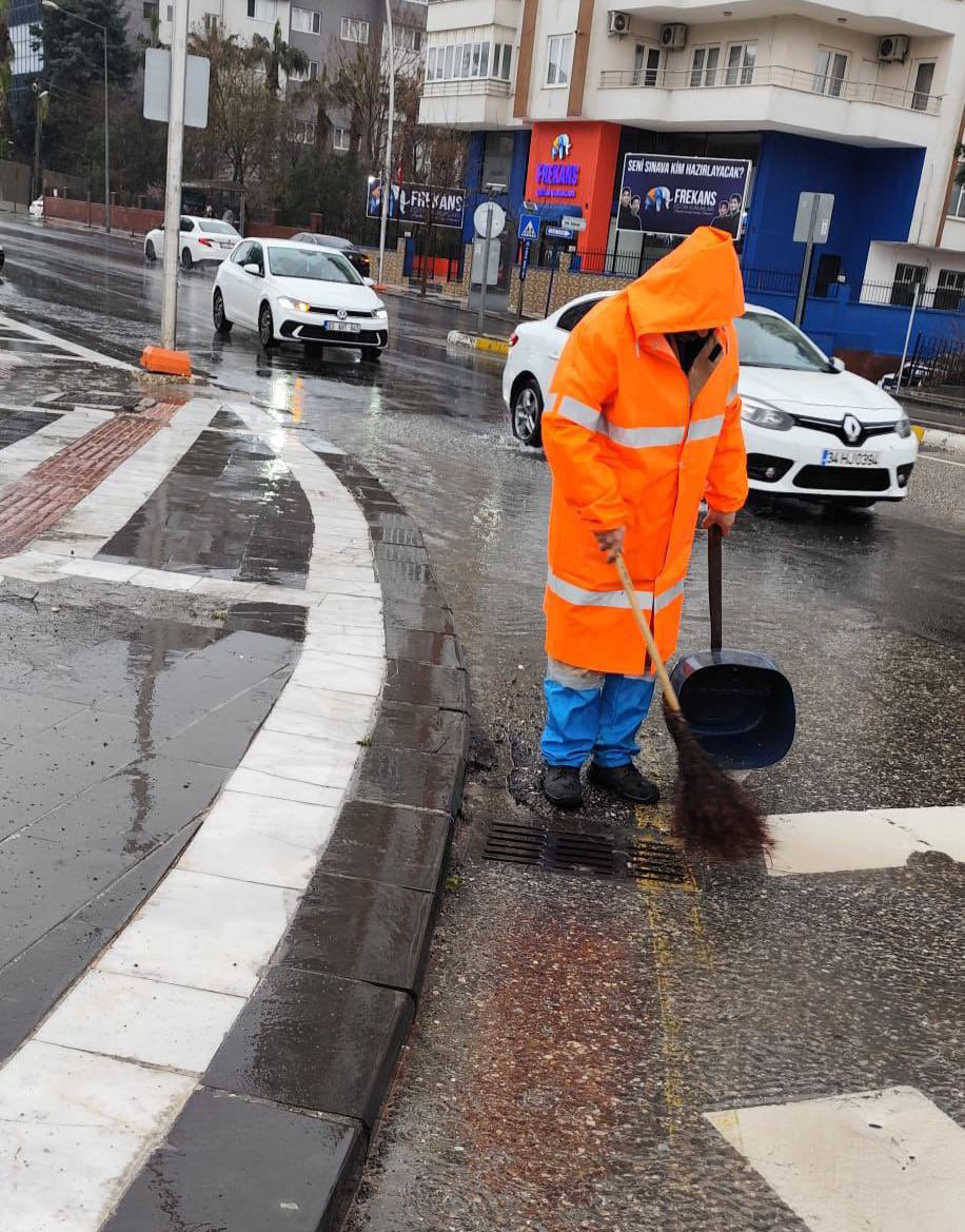 haliliye_bld's tweet photo. Olası taşkınların önüne geçmek için sahadayız.💪

🔹 Temizlik İşleri Müdürlüğümüze bağlı ekiplerimiz, yağışlarda suyun akışını engelleyebilecek birikintileri önlemek amacıyla mazgallarda temizlik çalışmalarını sürdürüyor.🧹🚧 https://t.co/0h3mTUfJ5q
