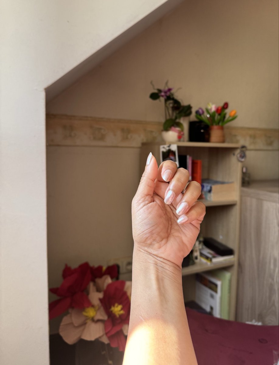 ladynarrator's tweet image. Stop torturing your nails, your nails &amp;amp; hands will thank you. Hand of an artist who creates with oils, colours, clay, &amp;amp; what not + someone who works &amp;amp; washes dishes regularly. Self-manicure+transparent glitter top coat on bare nails. #selfcare #beautytips  #NaturalSkinCare #love