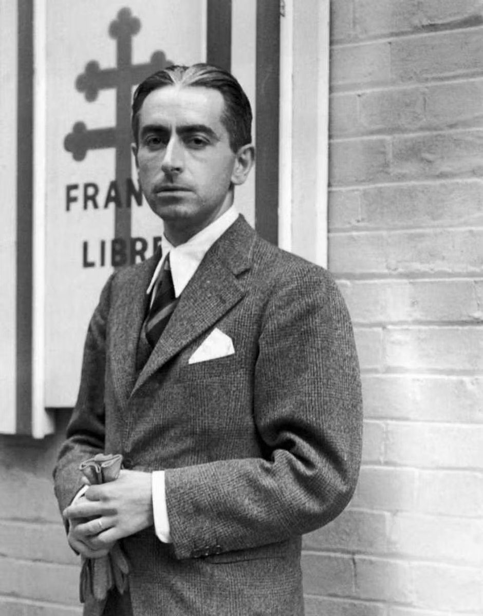 22 mars 1944. Paris, 84 avenue Foch.

Un homme est menotté dans le dos. Enfermé dans une chambre au 5e étage du siège de la Gestapo. Depuis deux jours, on le torture sans relâche. Il n'a pas dit un mot.

Il sait qu'il va finir par parler. Il sait que s'il parle, des centaines de