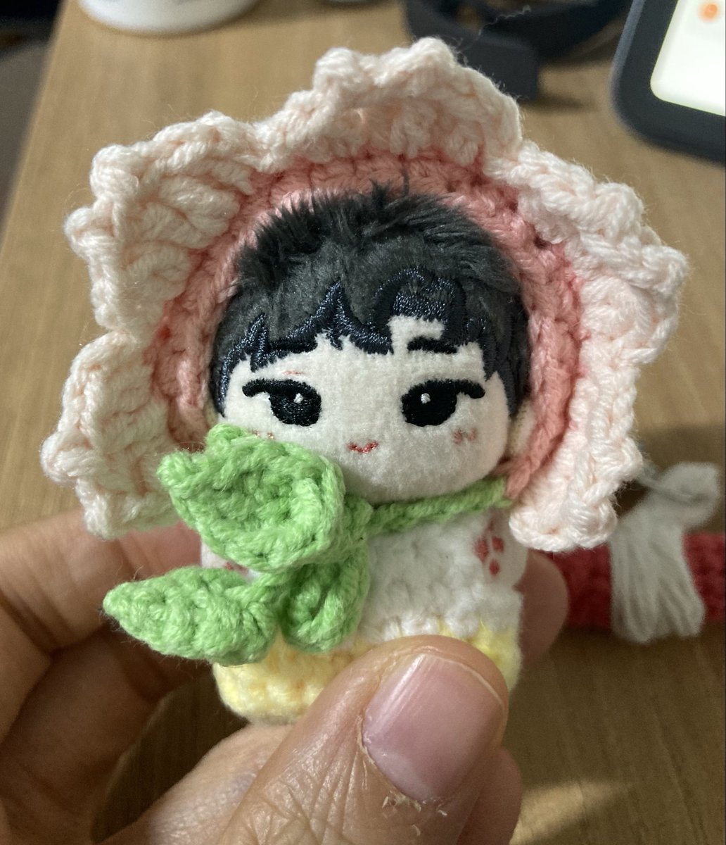 나의 5깅이 전속디자이너가 계십니다.
매시즌마다 유행에 맞춰 5깅이들에 딱 맞는 옷을 준비해주시는데 곧 패션쇼를 할수 있을것 같아요. 기대해주세요. 
이번시즌은 봄을 느낄수 있는 꽃으로 깨눙이의 사랑스러움이 강조되며 잎으로 목을 싸악 감싸주며 산뜻한 색의 조화를 느낄수 있습니다.