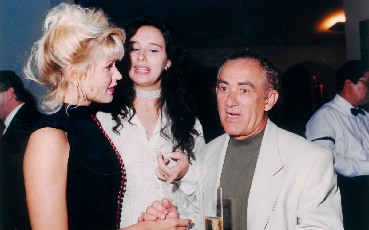 Xuxa, Lilian e Renato Aragão no aniversário de 31 anos da loira!

Esse vestido preto foi desenhado pela própria rainha dos baixinhos.