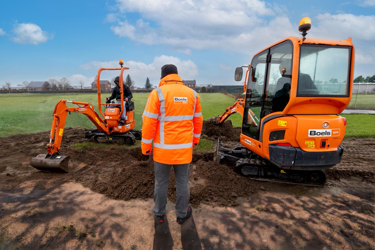 boelsrental's tweet image. Een graafmachine huren is simpel. De juiste kiezen? Dat maakt het verschil. Formaat, ondergrond en aandrijving bepalen of je project soepel loopt of onnodig vertraagt. 👉 bit.ly/474VWag

#boels #bouw #materieel #efficiëntwerken #grondverzet