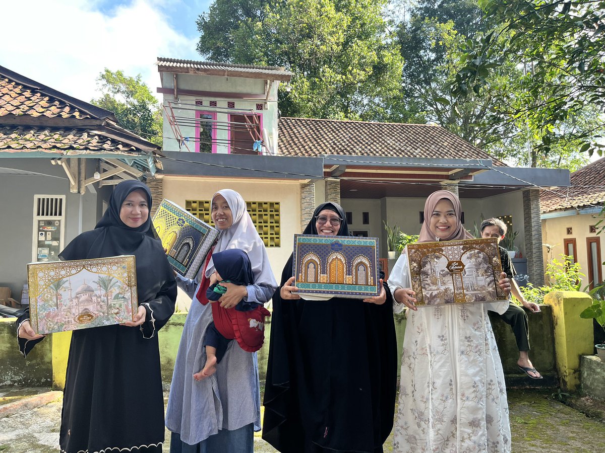 YakaliRaa's tweet photo. serba serbi lebaran bersama keluarga terkasih, panjang umur sehat selalu, semoga dipertemukan kembali dilebaran lebaran selanjutnya, terimakasih kalian selalu menjadi support sistemku 😇🤍 https://t.co/n8pm3jNkRv