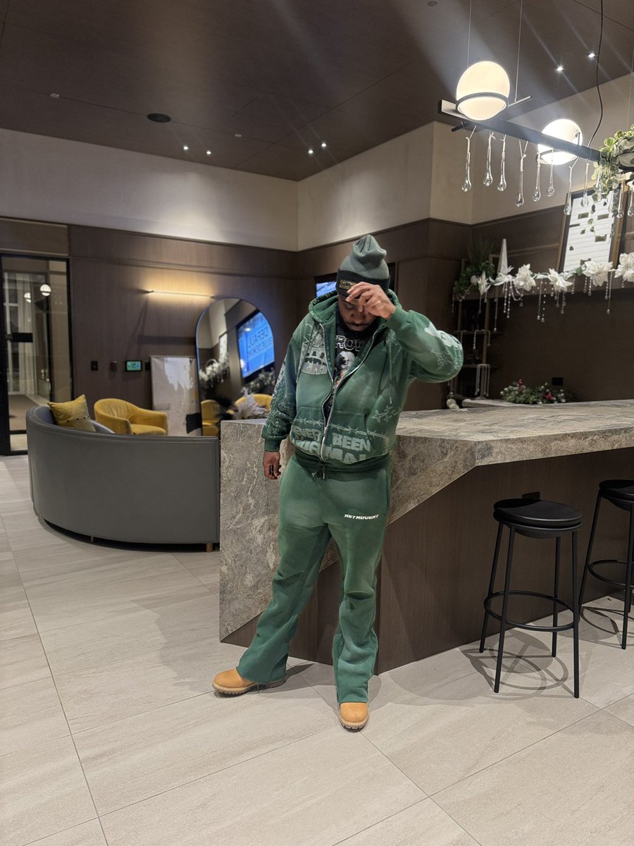 Uknomero's tweet photo. Who west or in west loop tryna link smoke 😋 https://t.co/L2r8ujCKRU